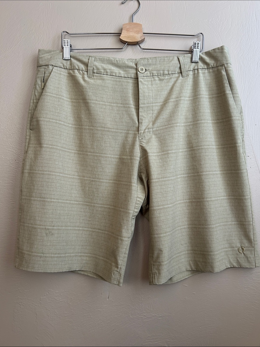 Hang Ten Men's Lightweight Striped Tan Color Casual Flat Front Shorts. Size 38.